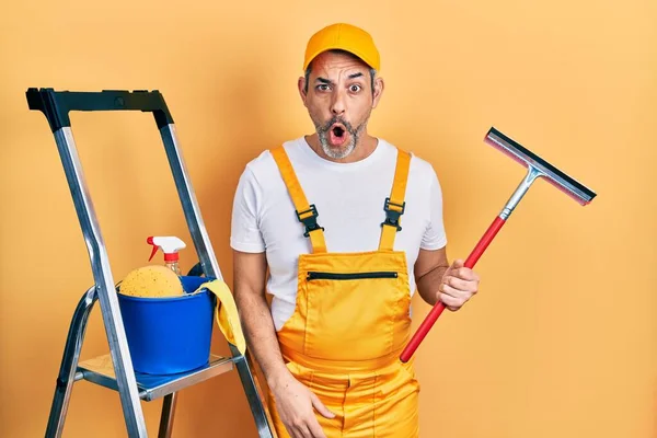 Snygg Medelålders Man Med Grått Hår Bär Glas Renare Uniform — Stockfoto