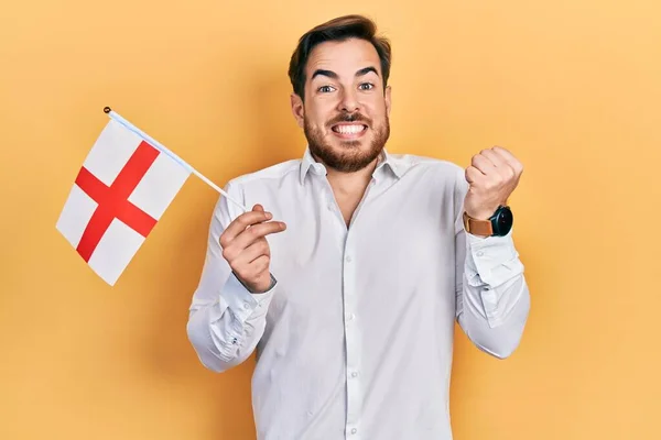 Hombre Caucásico Guapo Con Barba Sosteniendo Bandera Inglaterra Gritando Orgulloso —  Fotos de Stock