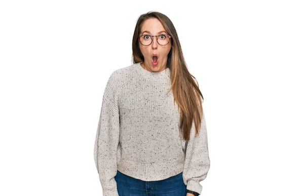 Mujer Rubia Joven Vistiendo Suéter Casual Gafas Asustadas Conmocionadas Con —  Fotos de Stock