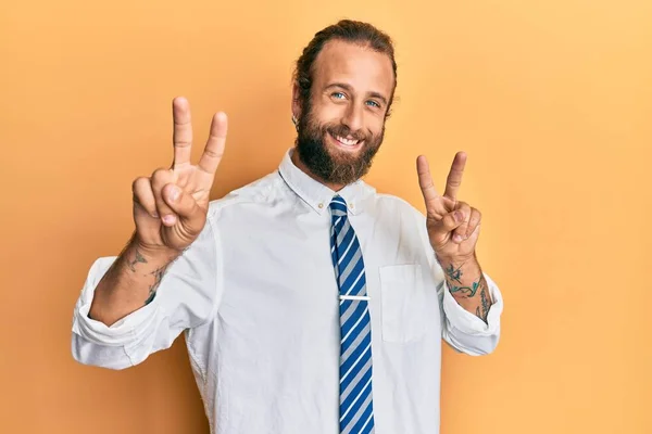 Knappe Man Met Baard Lang Haar Zakelijke Kleren Glimlachend Naar — Stockfoto