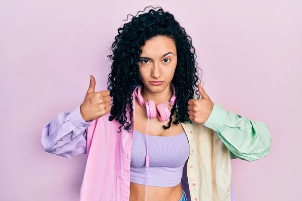 Jeune Femme Hispanique Aux Cheveux Bouclés Faisant Pouce Vers Haut — Photo