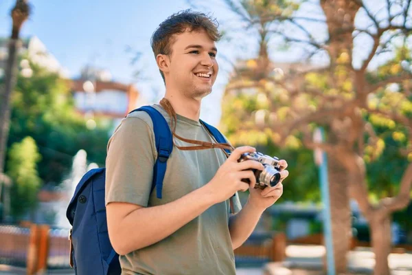 Young Caucasian Tourist Man Smiling Happy Using Vintage Camera City — Stock Photo, Image