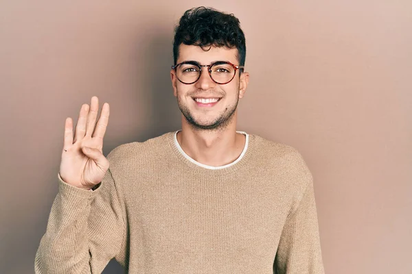 Молодой Латиноамериканец Повседневной Одежде Очках Показывает Показывает Пальцами Номер Четыре — стоковое фото