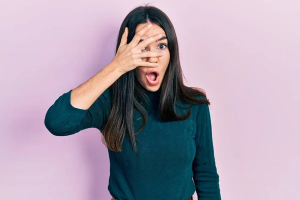 Giovane Donna Bruna Indossa Casual Maglione Invernale Sbirciare Shock Che — Foto Stock