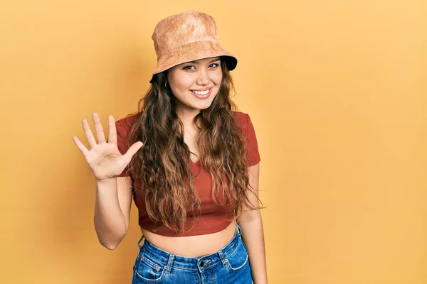 Молодая Латиноамериканка Повседневной Одежде Шляпе Показывает Пальцем Номер Пять Улыбаясь — стоковое фото