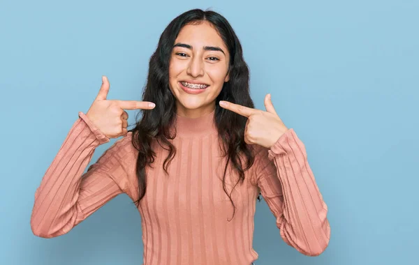 Menina Adolescente Hispânica Com Aparelho Dentário Vestindo Roupas Casuais Sorrindo — Fotografia de Stock