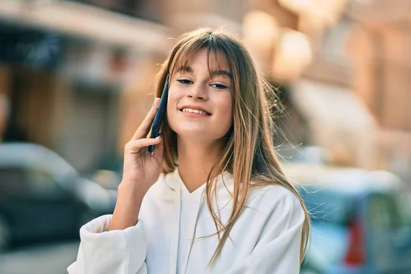 Biały Sportowe Nastolatek Dziewczyna Uśmiech Szczęśliwy Rozmowa Smartfon Miasto — Zdjęcie stockowe