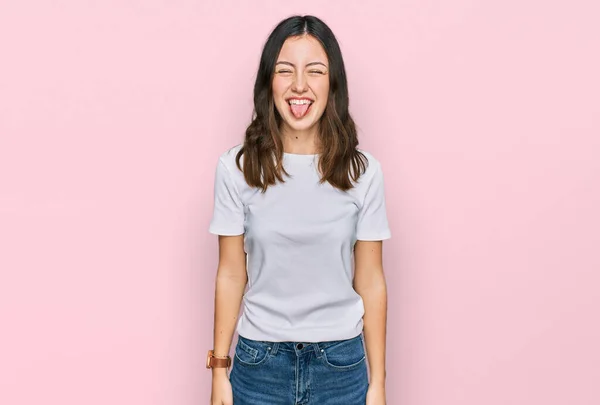 Jovem Mulher Bonita Vestindo Casual Shirt Branca Colando Língua Para — Fotografia de Stock