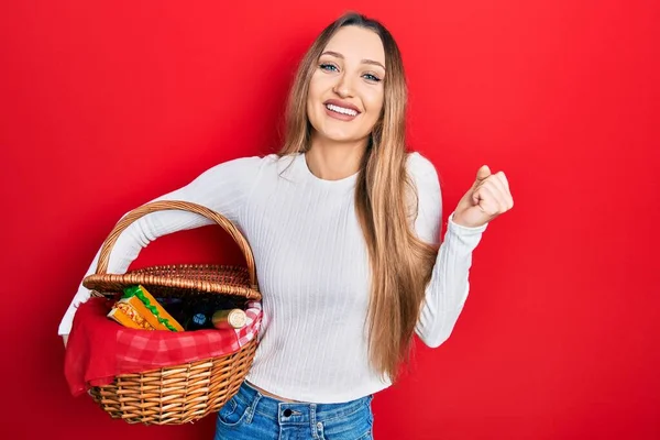 Mladá Blondýnka Dívka Drží Piknik Proutěný Koš Křičí Hrdý Slaví — Stock fotografie