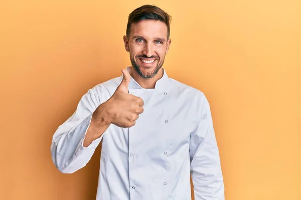 Snygg Man Med Skägg Bär Professionell Kock Uniform Gör Glada — Stockfoto