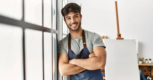 Joven Artista Hispano Sonriendo Feliz Con Los Brazos Cruzados Gesto — Foto de Stock