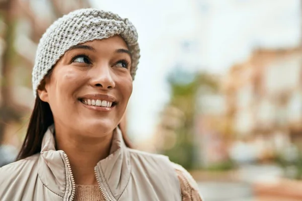 Young Latin Woman Smiling Happy Standing City — Stock Photo, Image