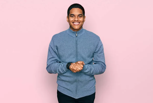 Junger Gutaussehender Hispanischer Mann Lässigem Sweatshirt Mit Zusammengelegten Händen Und — Stockfoto