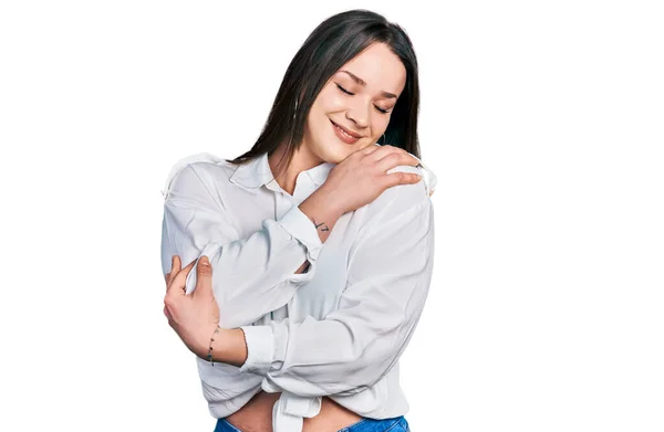 Mulher Hispânica Jovem Vestindo Roupas Casuais Abraçando Feliz Positivo Sorrindo — Fotografia de Stock