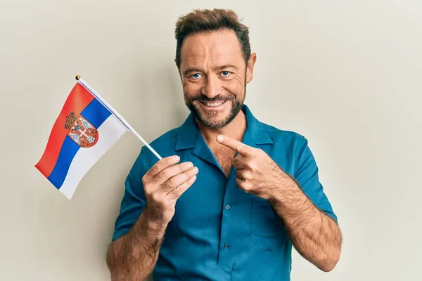 Homem Meia Idade Segurando Bandeira Sérbia Sorrindo Feliz Apontando Com — Fotografia de Stock