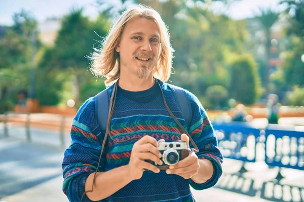 Young Scandinavian Tourist Man Smiling Happy City — Stock Photo, Image