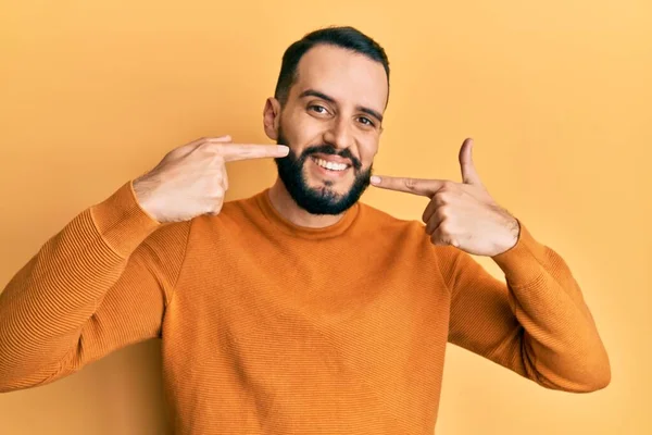 Joven Con Barba Vistiendo Suéter Casual Invierno Sonriendo Alegre Mostrando — Foto de Stock