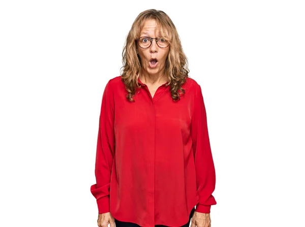 Middelbare Leeftijd Blonde Vrouw Dragen Casual Shirt Rode Achtergrond Bang — Stockfoto