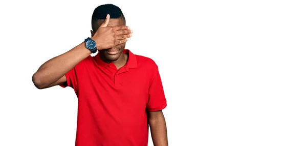 Joven Hombre Afroamericano Vistiendo Casual Camiseta Roja Cubriendo Los Ojos — Foto de Stock