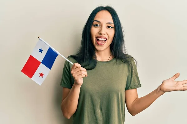 Jong Hispanic Meisje Met Panama Vlag Vieren Prestatie Met Vrolijke — Stockfoto