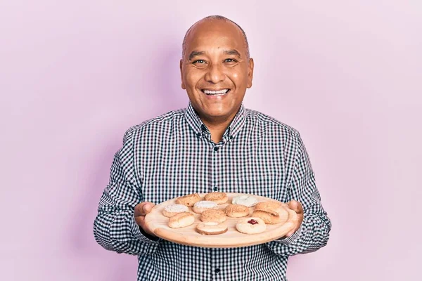 Homem Latino Meia Idade Segurando Bandeja Com Biscoitos Sorrindo Rindo — Fotografia de Stock