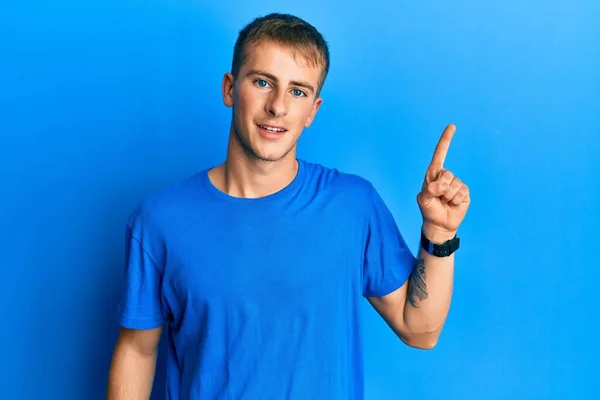 Νεαρός Καυκάσιος Άνδρας Μπλε Μπλουζάκι Μεγάλο Χαμόγελο Στο Πρόσωπο Που — Φωτογραφία Αρχείου