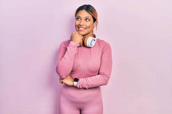 Hermosa Mujer Hispana Vistiendo Ropa Gimnasio Usando Auriculares Con Mano —  Fotos de Stock