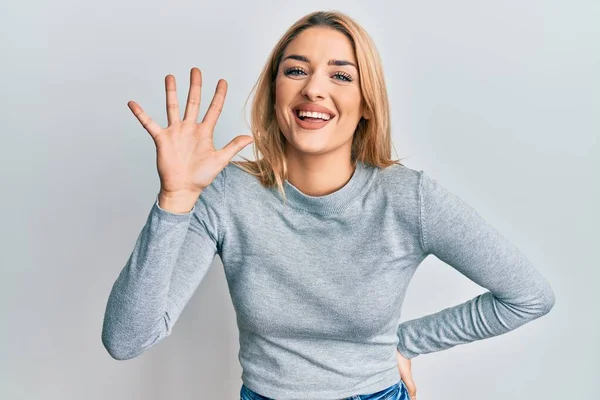 Jonge Kaukasische Vrouw Dragen Casual Kleding Tonen Wijzen Met Vingers — Stockfoto