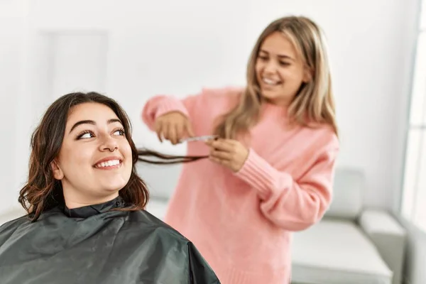 年轻女子在家里给女朋友剪头发 — 图库照片