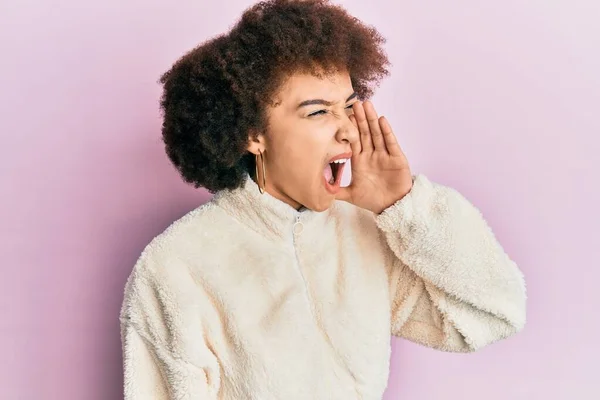 Ung Latinamerikansk Flicka Klädd Vardagskläder Skrikande Och Skrikande Högt Sidan — Stockfoto