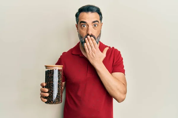 Hombre Mediana Edad Con Barba Pelo Gris Sosteniendo Tarro Con — Foto de Stock