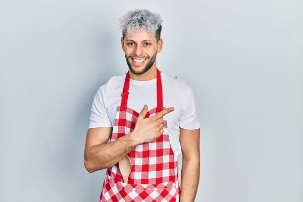 Young Hispanic Man Modern Dyed Hair Wearing Apron Cheerful Smile — Stock Photo, Image