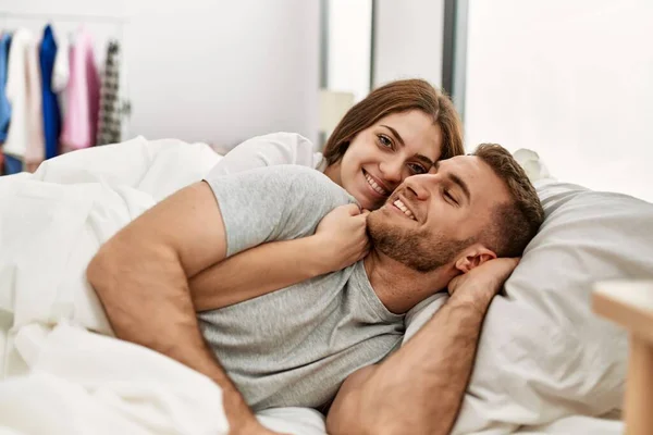 Jovem Casal Caucasiano Sorrindo Abraço Feliz Cama Casa — Fotografia de Stock