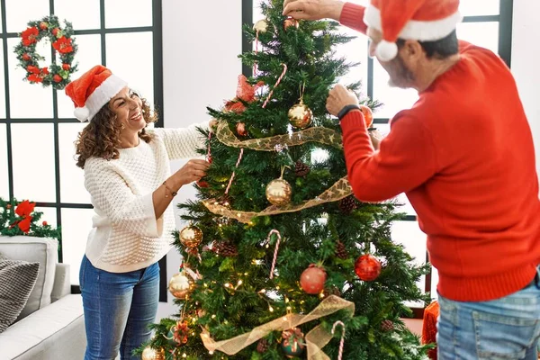 Medelåldern Hispanic Par Ler Glad Dekorera Julgran Hemma — Stockfoto