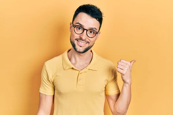 Ung Latinamerikansk Man Klädd Avslappnade Kläder Och Glasögon Leende Med — Stockfoto