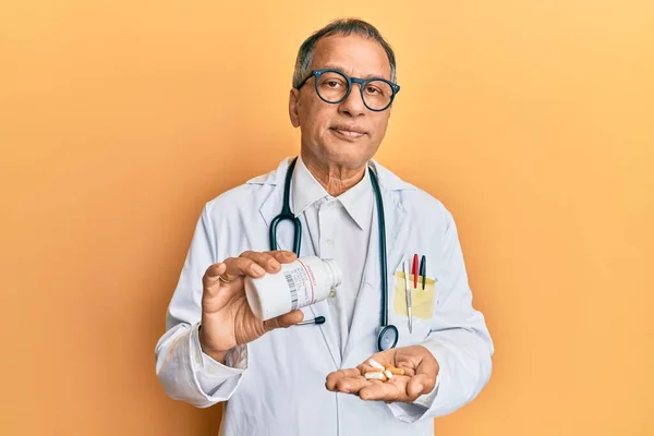 Індійський Чоловік Середнього Віку Уніформі Лікаря Тримає Таблетки Рецептом Розслаблений — стокове фото