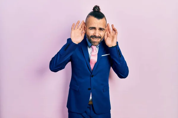 Jovem Hispânico Vestindo Terno Negócios Gravata Tentando Ouvir Ambas Mãos — Fotografia de Stock