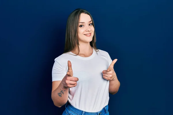 Menina Hispânica Jovem Vestindo Shirt Branca Casual Apontando Dedos Para — Fotografia de Stock