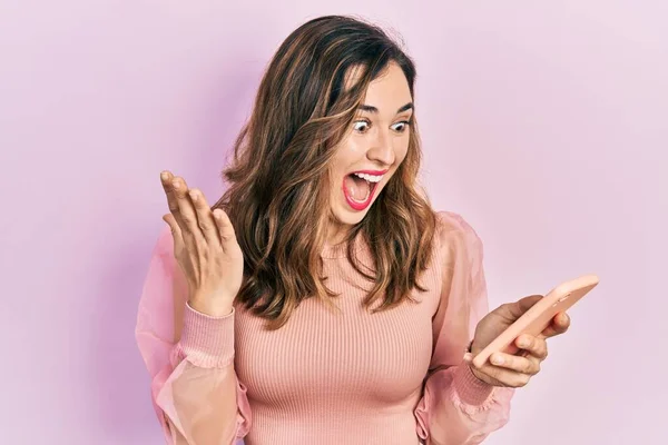 Menina Hispânica Jovem Ter Conversação Falando Smartphone Celebrando Vitória Com — Fotografia de Stock