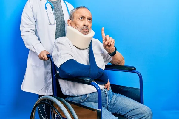 Bonito Homem Idoso Com Barba Sentado Cadeira Rodas Com Gola — Fotografia de Stock