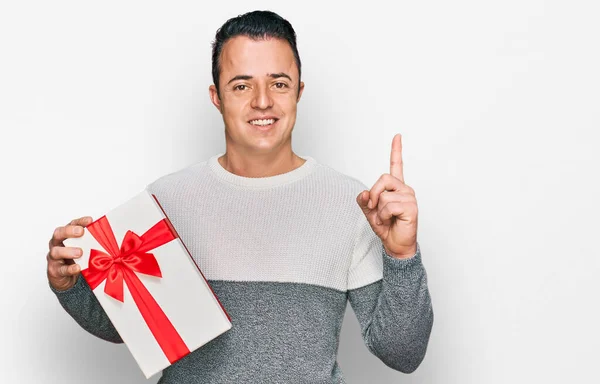 Schöner Junger Mann Mit Geschenk Überrascht Mit Einer Idee Oder — Stockfoto