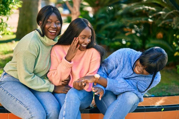 三个非洲裔美国朋友站在公园里开心地笑着 — 图库照片