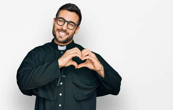 Fiatal Spanyol Férfi Aki Papi Egyenruhát Visel Szerelmes Mosollyal Szív — Stock Fotó