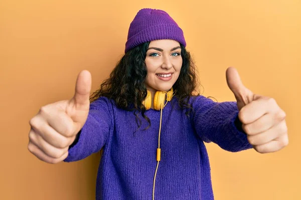 Junge Brünette Frau Mit Lockigem Haar Die Mit Kopfhörern Musik — Stockfoto