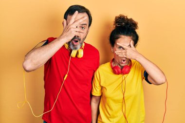 Orta yaşlı bir çift İspanyol kadın ve erkek spor giysisi ve kol bandı takıyor. Şok geçiriyorlar. Yüzlerini ve gözlerini kapatıyorlar.. 