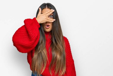 Güzel İspanyol kadın gündelik giysiler giymiş. Şoka girmiş, yüzünü ve gözlerini kapamış, utanmış ifadesiyle parmaklarından bakıyor.. 