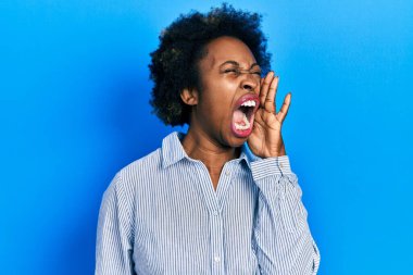 Genç Afrikalı Amerikalı kadın günlük kıyafetler giyip el ele tutuşarak bağırıyor ve çığlık atıyordu. iletişim konsepti. 