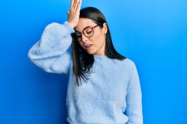 Gündelik giysiler ve gözlük takan genç esmer kadın, yanlışlıkla el ele tutuşarak şaşırdı, hatayı hatırla. Unuttum, kötü hafıza kavramı. 