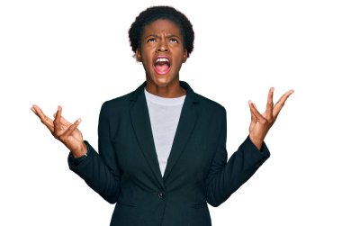 Genç Afro-Amerikalı iş kıyafetleri giymiş çılgın ve kızgın bir şekilde bağırıyor ve agresif bir ifade ve kollarla bağırıyor. hüsran kavramı. 