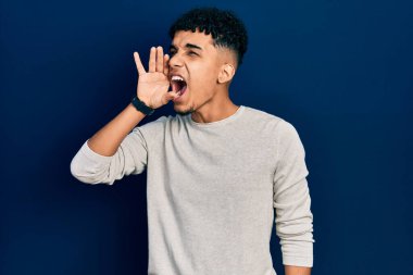 Sıradan kıyafetler giymiş genç Afro-Amerikalı adam el ele tutuşarak bağırıyor ve bağırıyordu. iletişim konsepti. 